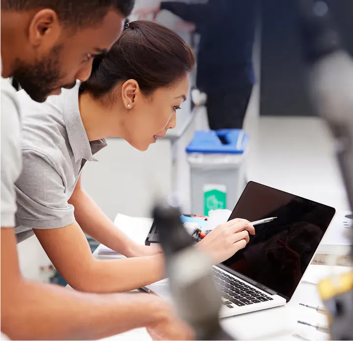 Due colleghi consultano documentazione su laptop